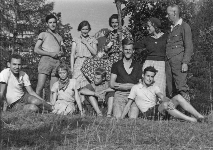 Richard Schirrmann, standing right.